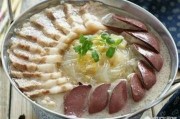 东北杀猪菜的做法视频
:哈尔滨的杀猪菜是怎么做的？