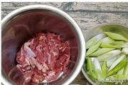 葱爆羊肉制作视频
:葱爆羊肉要腌下羊肉吗？