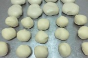 蛋黄酥制作视频方法
:蛋黄酥怎么做形状才会完整？