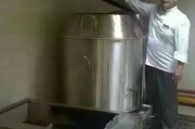 白斩鸡的制作过程视频
:广东白斩鸡表面的黄色是怎样做的呢？怎样做好白斩鸡？