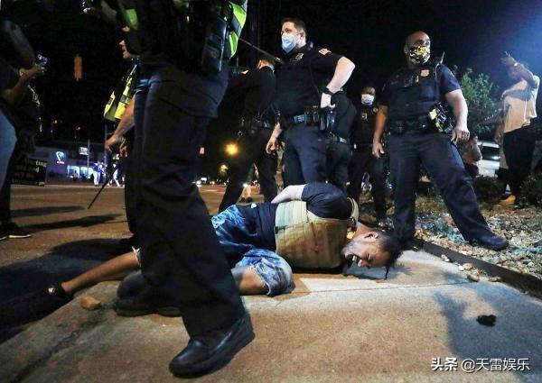 maya2017:美国跪杀警察：曾和遇害黑人男子共事17年，真相究竟是什么？  第3张