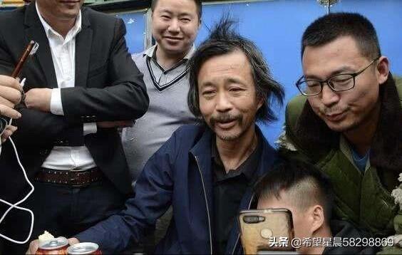 电商大师:“流浪大师”沈巍帮电商直播卖酒，网友“铜臭味越来越浓”，大家怎么看？  第10张