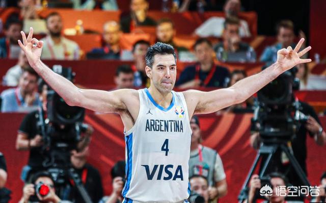 苏老师:苏群：在水一样的联赛，大外就是水的。球迷：苏老师可真敢说！你怎么评价？  第3张