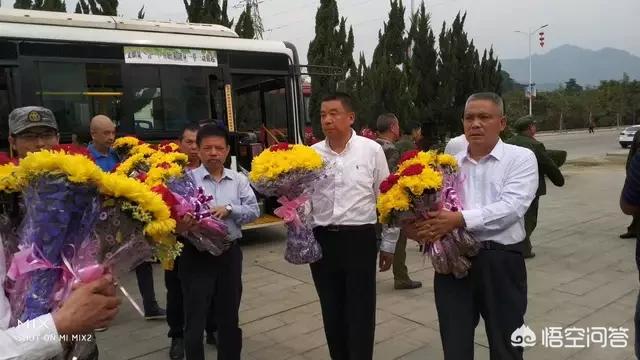 今天鲜花献给英烈
:清明节快到了，只用鲜花，不烧纸钱纪念先人可以吗？  第1张