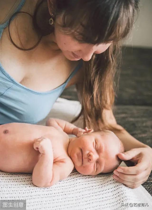 边摸边吃奶边做的视频
:三个月大宝宝为什么边吃母乳边用手推妈妈呢，他想表达什么？  第3张