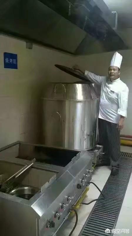 白斩鸡的制作过程视频
:广东白斩鸡表面的黄色是怎样做的呢？怎样做好白斩鸡？  第1张