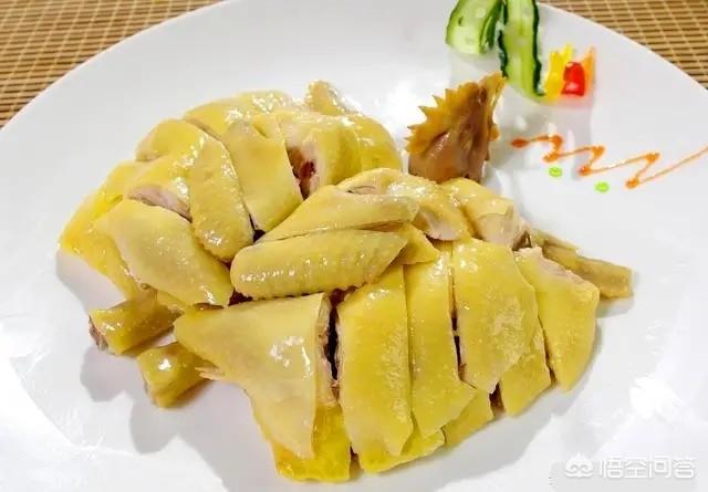 白斩鸡的制作过程视频
:广东白斩鸡表面的黄色是怎样做的呢？怎样做好白斩鸡？  第2张