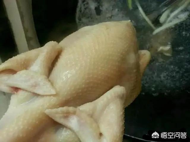 白斩鸡的制作过程视频
:广东白斩鸡表面的黄色是怎样做的呢？怎样做好白斩鸡？  第3张