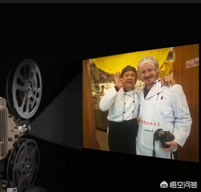 白斩鸡的制作过程视频
:广东白斩鸡表面的黄色是怎样做的呢？怎样做好白斩鸡？  第4张