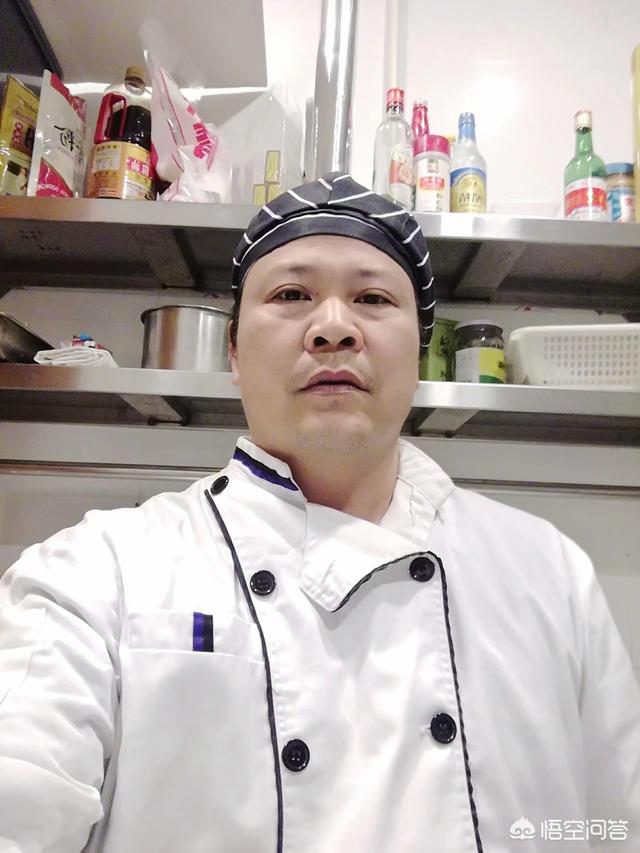 白斩鸡的制作过程视频
:广东白斩鸡表面的黄色是怎样做的呢？怎样做好白斩鸡？  第6张