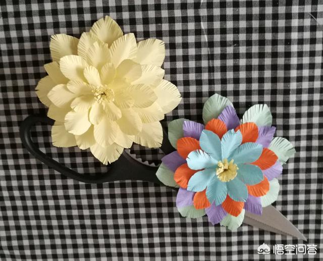diy手工玫瑰花制作视频
:彩纸手工花怎么做？  第6张