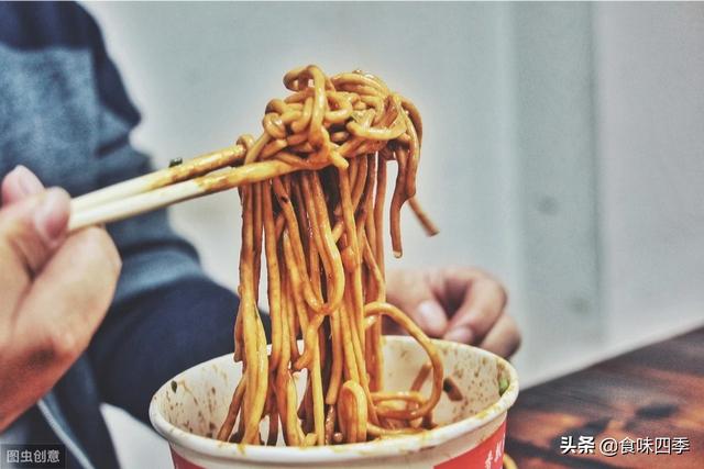 热干面怎么做的视频
:怎样在家制作热干面？  第3张