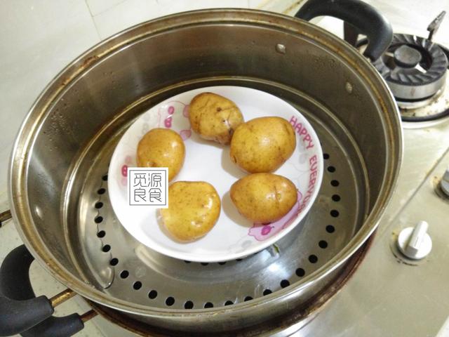 土豆饼怎么做的视频
:土豆饼色香诱人怎么做呢？  第3张