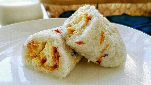 地摊饭团制作视频
:摆摊卖糯米饭怎么做？  第4张