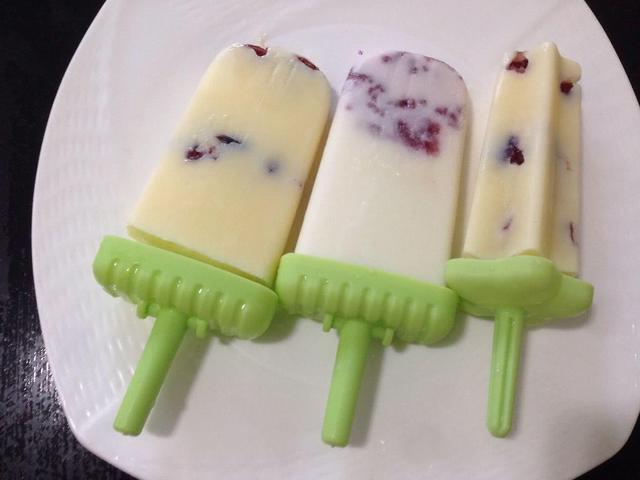 冰淇淋粉怎么制作冰淇淋视频
:怎样奶茶粉做雪糕？  第1张