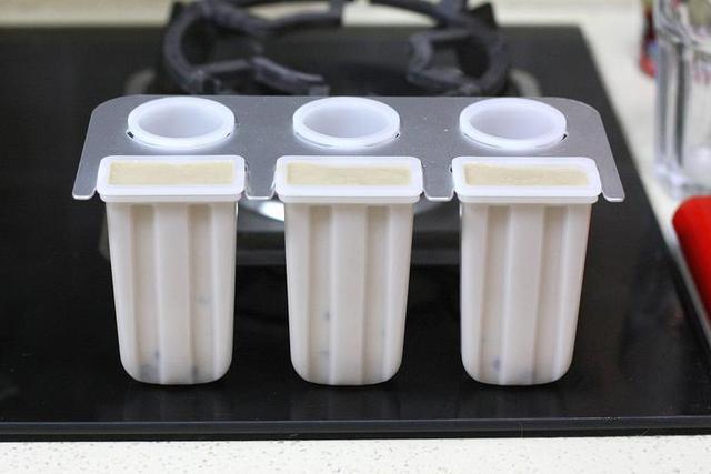 冰淇淋粉怎么制作冰淇淋视频
:怎样奶茶粉做雪糕？  第2张
