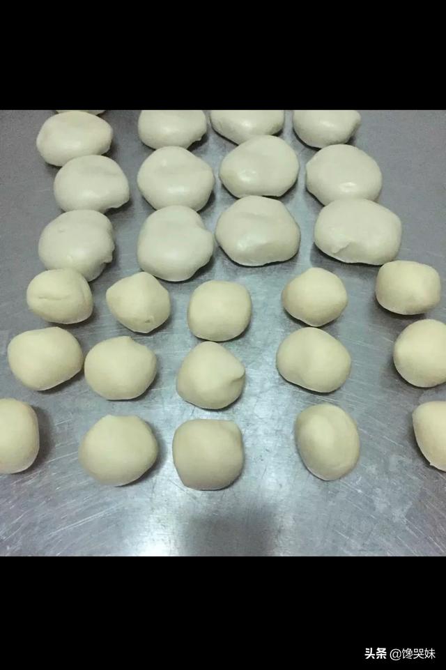 蛋黄酥制作视频方法
:蛋黄酥怎么做形状才会完整？  第1张