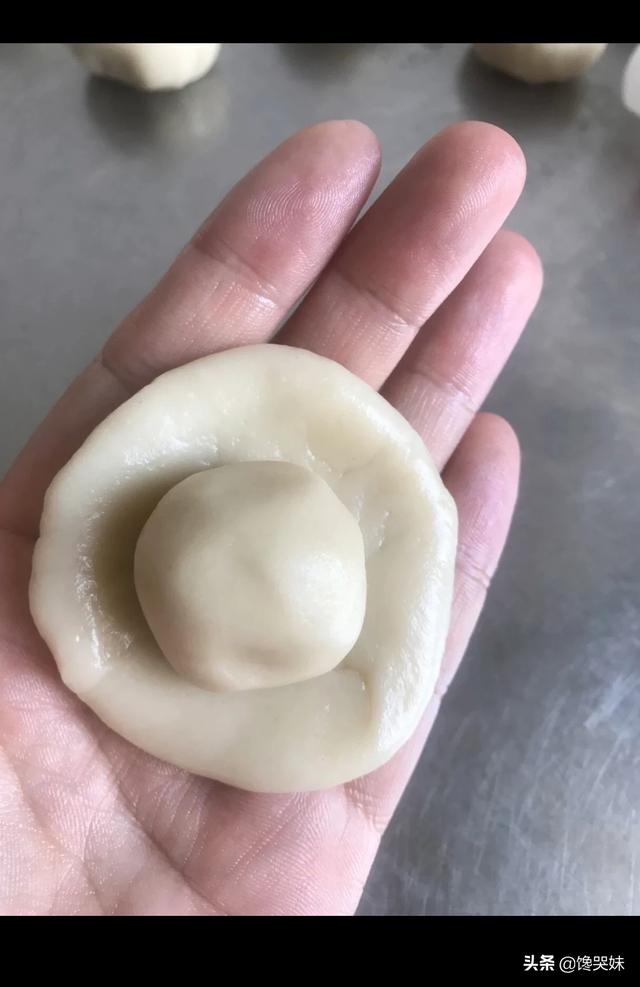 蛋黄酥制作视频方法
:蛋黄酥怎么做形状才会完整？  第2张