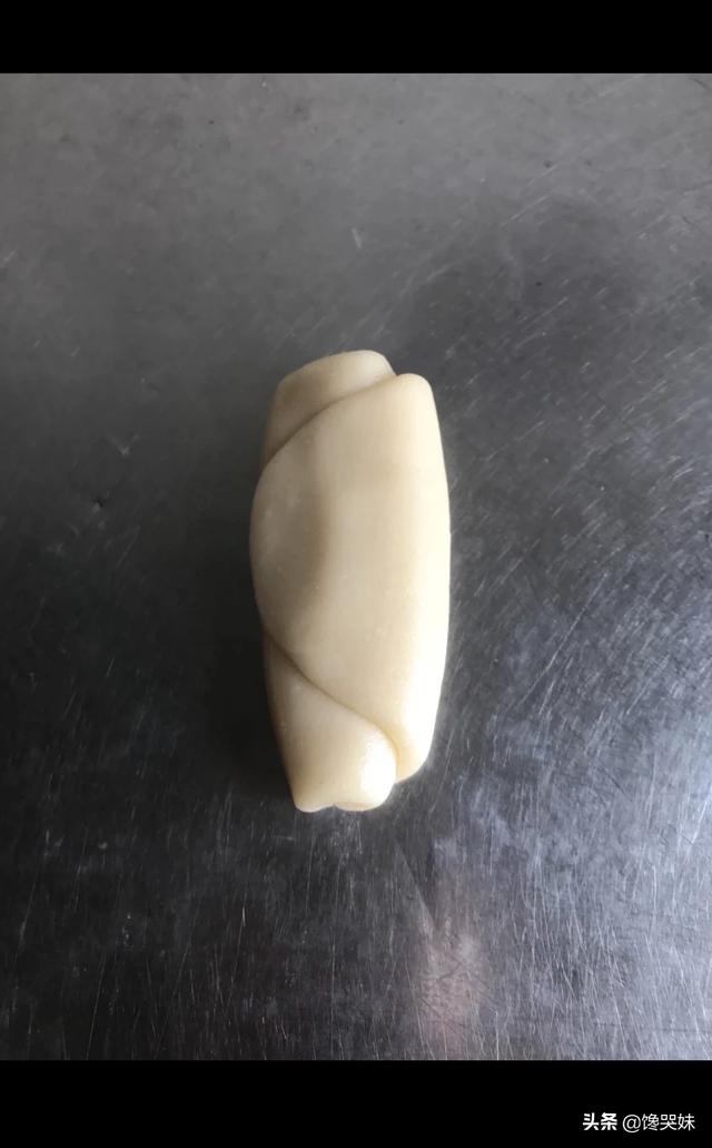蛋黄酥制作视频方法
:蛋黄酥怎么做形状才会完整？  第5张