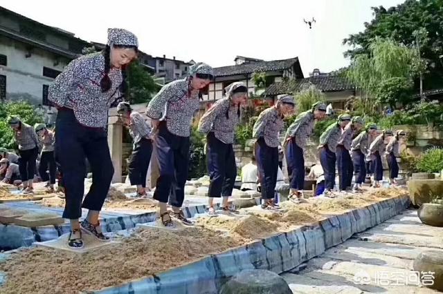 白酒制作视频讲解
:曲为酒之骨,酱香型白酒制曲工艺又是如何呢？  第1张