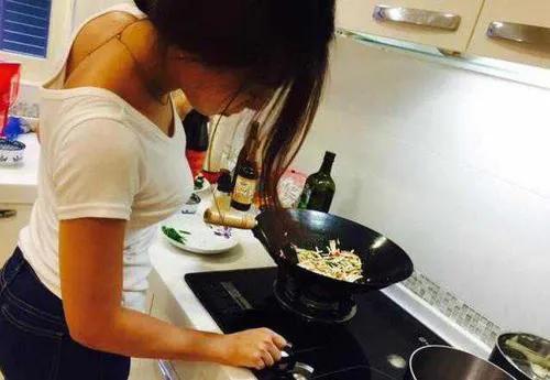 厨房围裙制作视频
:结婚第二天，婆婆对我说：做饭围裙我都给你准备好了，怎么办？  第1张