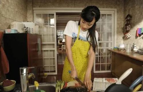 厨房围裙制作视频
:结婚第二天，婆婆对我说：做饭围裙我都给你准备好了，怎么办？  第2张