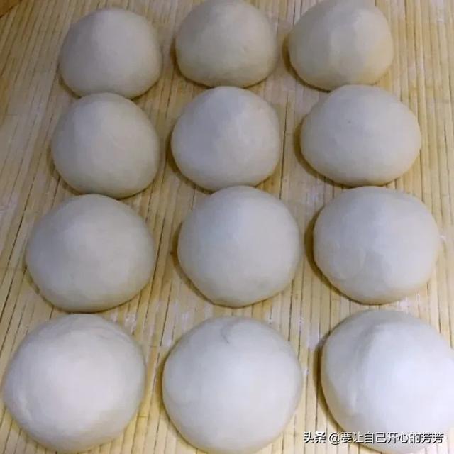 手抓饼制作视频
:手抓饼饼胚的做法？  第1张