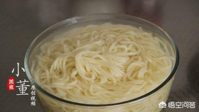 葱油面制作视频
:怎么做出最正宗的葱油拌面？  第5张