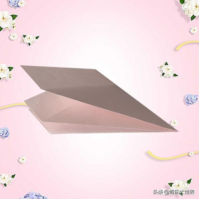 儿童纸飞机制作方法视频
:纸飞机永远是儿时最纯真的童趣，叠纸飞机的方法有很多种，但怎么折纸飞机才能让它飞的更高更远呢？  第2张
