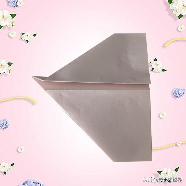 儿童纸飞机制作方法视频
:纸飞机永远是儿时最纯真的童趣，叠纸飞机的方法有很多种，但怎么折纸飞机才能让它飞的更高更远呢？  第4张