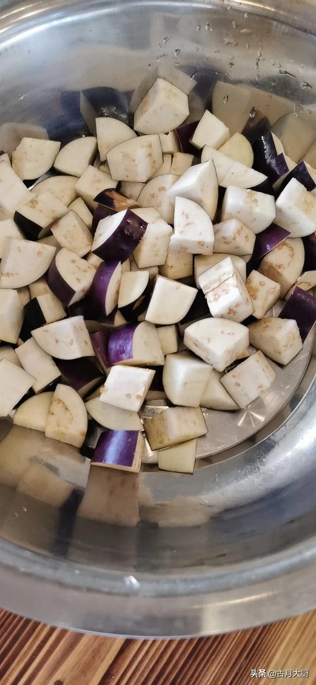 茄子炒肉的做法视频
:茄子炒肉怎么做才好吃啊，我怎么做都不好吃怎么办？  第1张