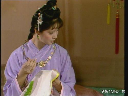 肚兜做法视频
:林黛玉若到了薛宝钗的年纪，会做出在宝玉睡觉时在屋里给他绣肚兜的事吗？  第1张