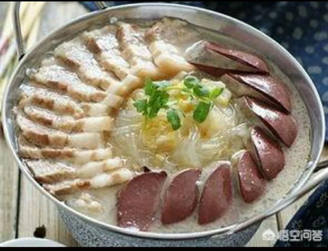 东北杀猪菜的做法视频
:哈尔滨的杀猪菜是怎么做的？  第1张