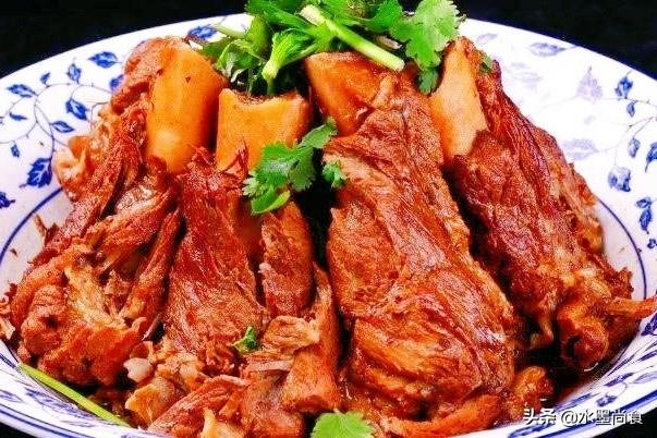 东北酱大骨头的正宗做法视频
:酱棒骨怎么做？  第1张