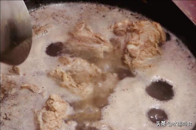 东北酱大骨头的正宗做法视频
:酱棒骨怎么做？  第4张