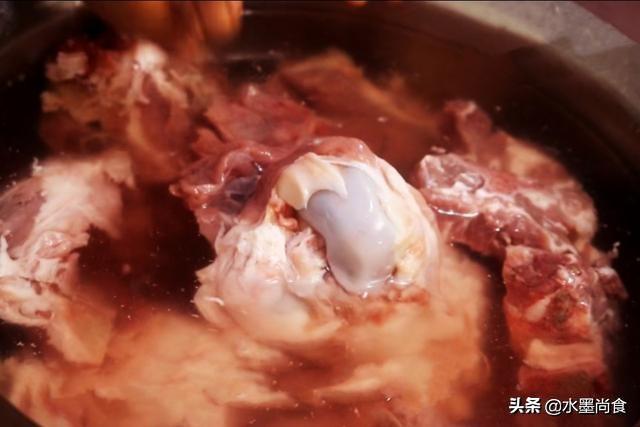 东北酱大骨头的正宗做法视频
:酱棒骨怎么做？  第7张