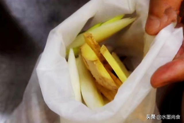 东北酱大骨头的正宗做法视频
:酱棒骨怎么做？  第12张