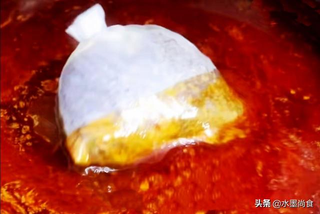 东北酱大骨头的正宗做法视频
:酱棒骨怎么做？  第13张