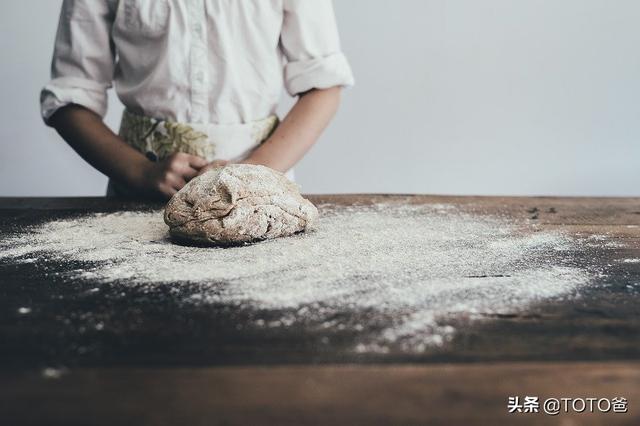 电烤箱怎么做面包的视频教程
:如何制作烤面包？  第3张