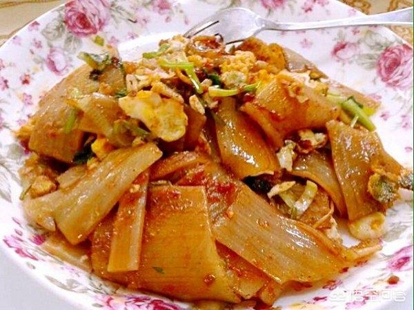 的烤冷面做法视频
:哈尔滨的烤冷面是怎样做的呢？  第1张