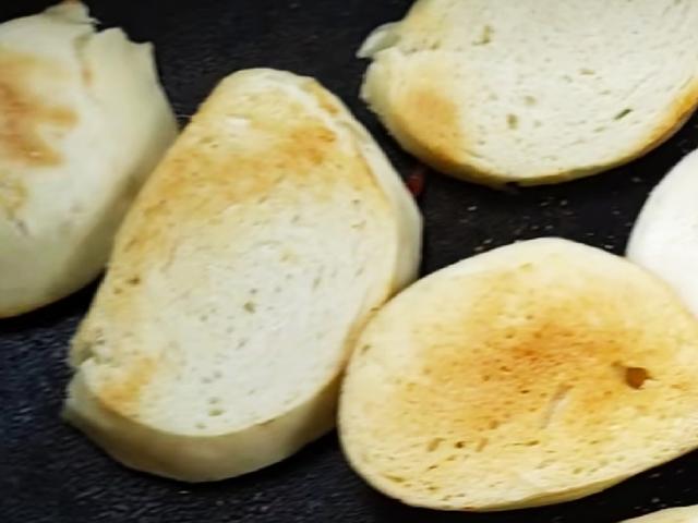 俄罗斯烤馒头的做法视频
:烤馒头的做法？  第1张