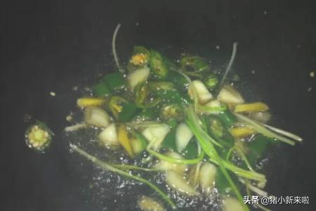 炒酸菜的做法视频
:家常炒酸菜怎么做？  第5张