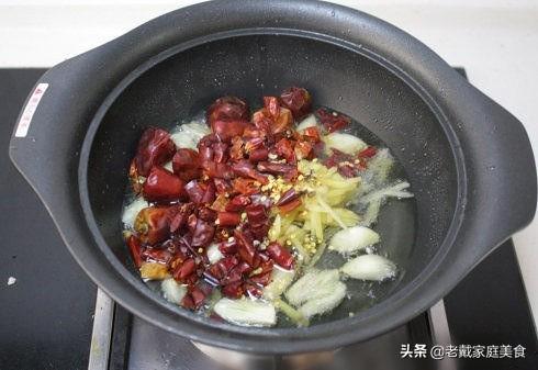 大肠锅仔做法视频
:肥肠锅仔饭店的做法？  第6张