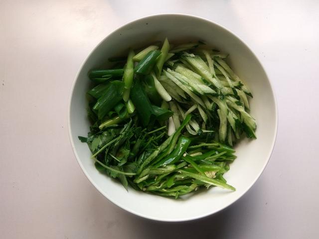 老虎菜的做法视频
:哈尔滨的老虎菜是怎么做的？  第6张