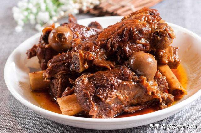 东北酱大骨的正宗做法视频
:酱大骨头怎么做？  第1张