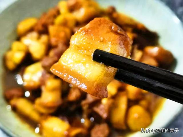 红烧肉简单做法视频
:板栗红烧肉的制作过程是怎样的？  第2张