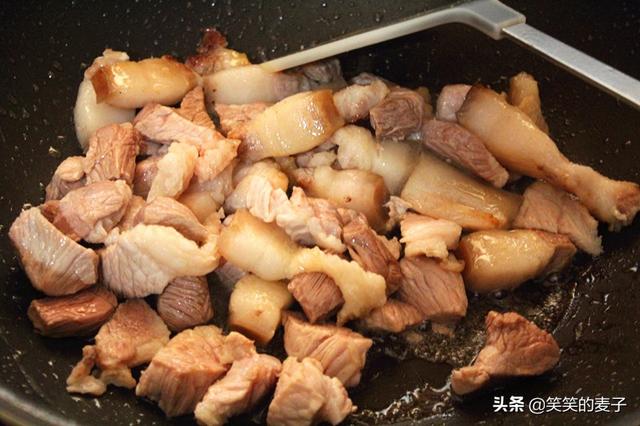 红烧肉简单做法视频
:板栗红烧肉的制作过程是怎样的？  第3张