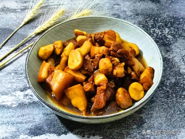 红烧肉简单做法视频
:板栗红烧肉的制作过程是怎样的？  第5张