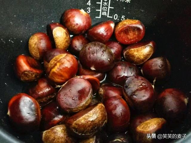 红烧肉简单做法视频
:板栗红烧肉的制作过程是怎样的？  第8张
