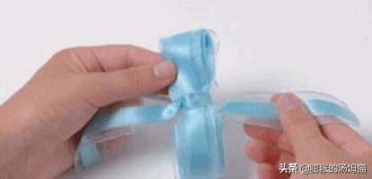 彩带的做法视频
:如何用彩带打蝴蝶结？  第5张